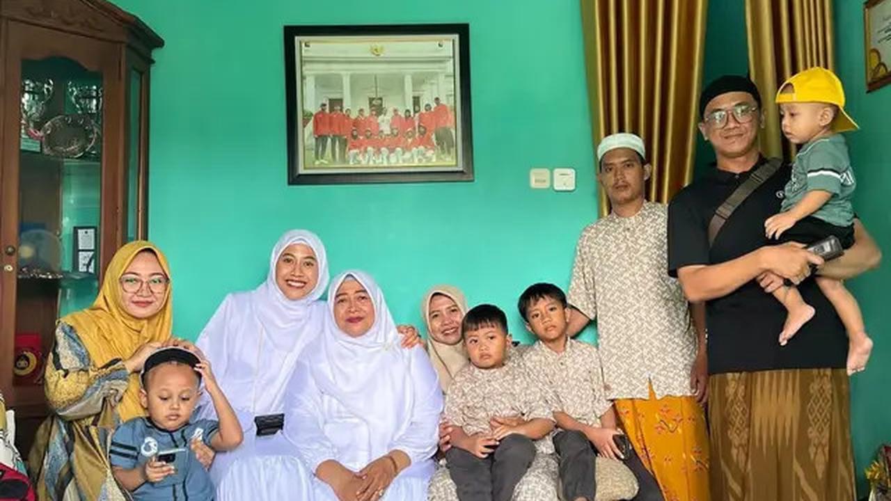 7 Potret Megawati Hangestri Bersama Keluarga di Jember, Pilih Jaga Ibu