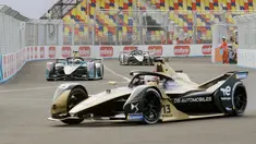 Sejumlah pebalap Formula E memacu mobilnya saat sesi shakedown di Jakarta International e-Prix Circuit (Jakarta E-Prix), Ancol pada Jumat (4/6/2022). (Bola.com/M Iqbal Ichsan)