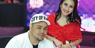 Perancang busana yang juga presenter, Ivan Gunawan kini sedang membuat busana pengantin penyanyi dangdut asal Depok Ayu Ting Ting. Sketsa tersebut terlihat di Insta Story di akun Instagram. (Instagram/ivan_gunawan)