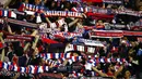 Suporter PSG membentangkan syal saat mendukung timnya melawan Barcelona pada babak 16 besar Liga Champions  di Parc des Princes stadium, Paris, (14/2/2017). PSG menang 4-0. (AP/Francois Mori)