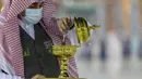 Seorang pria membakar dupa di sekitar Ka’bah, Masjidil Haram, Makkah, Arab Saudi, Minggu (26/7/2020). Karena pandemi COVID-19, Arab Saudi membatasi jumlah jemaah haji tahun ini hanya untuk sekitar 1.000 orang. (Saudi Ministry of Media via AP)