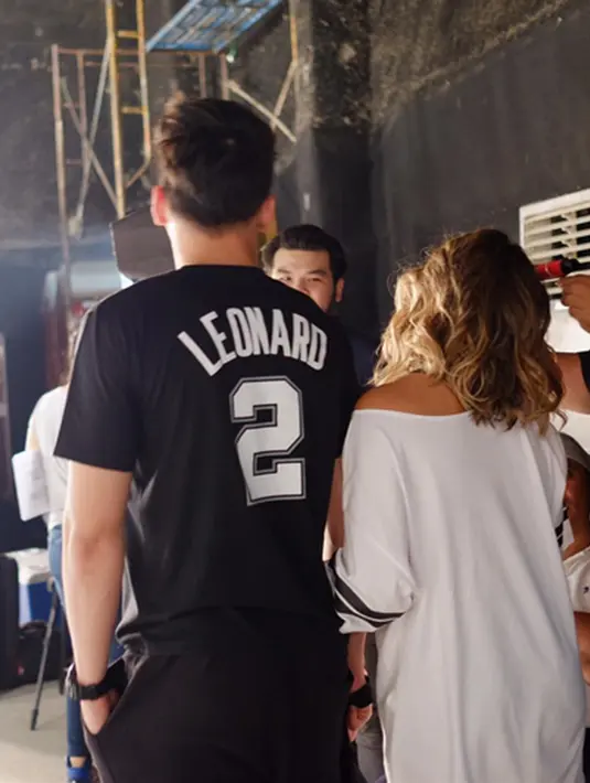 Agnez Mo juga menyinggung soal cinta dan kata tersirat "US" (kami) dan "you" yang kemungkinan adalah dia dan kekasihnya, Wijaya Saputra. (Via Instagram/@saputrawijaya)