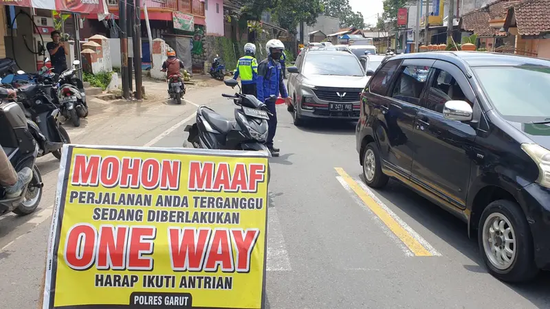 Petugas jaga melakukan rekayasa CB One Way atau satu arah di jalur Limbangan-Malangbong, Garut, Jawa Barat. (Liputan6.com/Jayadi Supriadin)