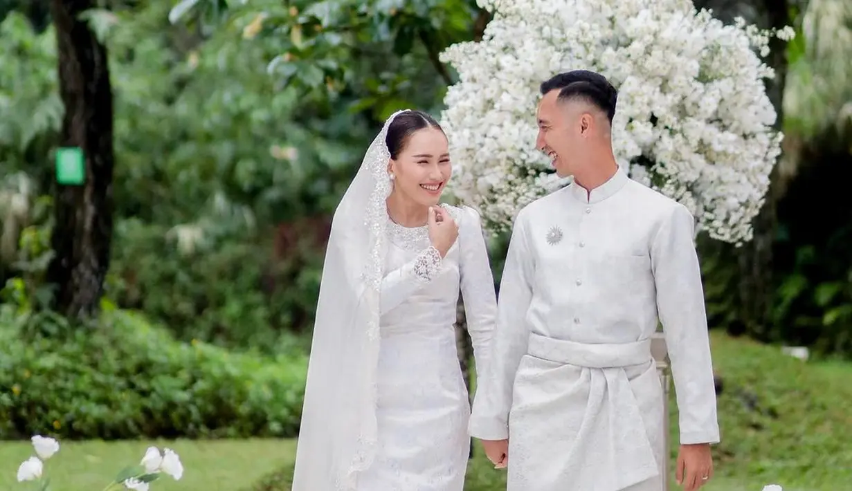 Berbeda dengan gayanya saat bertunangan dengan Muhammad Fardhana. Ayu Ting Ting memilih tampilan elegan berwarna putih. [Foto: Instagram/ayutingting92]