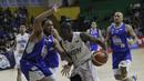 Pebasket NSH Jakarta, Anthony Simpson, berusaha melewati pemain Satria Muda, Alexandrod Lowhorn, pada laga semi final IBL 2019 di GMSB Kuningan, Jakarta, Minggu (10/3). Satria Muda menang 72-48 atas NSH Jakarta. (Bola.com/M Iqbal Ichsan)