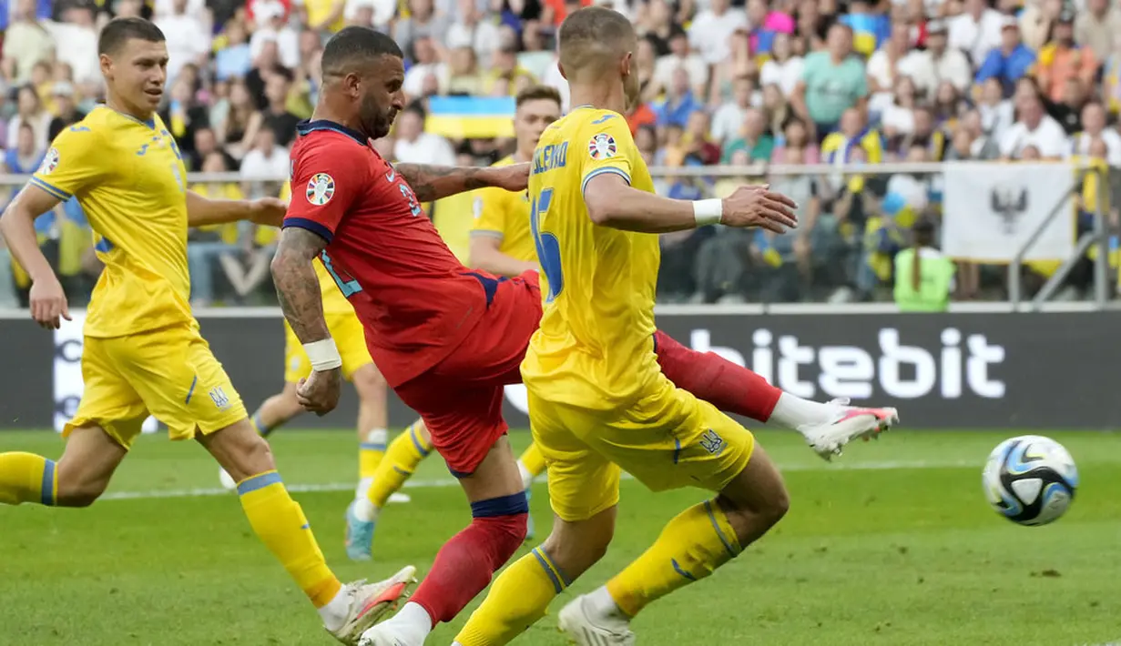 Pemain Inggris Kyle Walker mencetak gol ke gawang Ukraina pada matchday kelima Grup C Kualifikasi Euro 2024 di Tarczynski Arena, Polandia, Minggu (10/9/2023). (AP Photo/Czarek Sokolowski)
