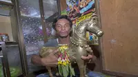 Muhammad Yusuf menunjukkan patung kuningan berbentuk kuda yang ditemukan di bawah jembatan Kahayan, Palangkaraya, Kalimantan Tengah (Kalteng). (Foto: Liputan6.com/jawapos.com/Denar)