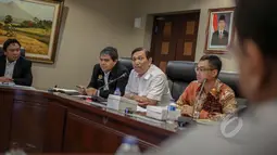 Kepala Staf Kepresidenan, Luhut Binsar Pandjaitan (kedua kanan) memberikan keterangan saat peluncuran aplikasi lapor di kantor Staf Kepresidenan, Jakarta, Selasa (5/5/2015). Aplikasi ini dapat diakses melalui www.lapor.go.id. (Liputan6.com/Faizal Fanani) 