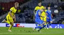 Pemain Ukraina Artem Dovbyk mencetak gol ke gawang Swedia pada pertandingan babak 16 besar Euro 2020 di Stadion Hampden Park, Glasgow, Selasa (29/6/2021). Ukraina menang 2-1. (Pool Photo via AP)