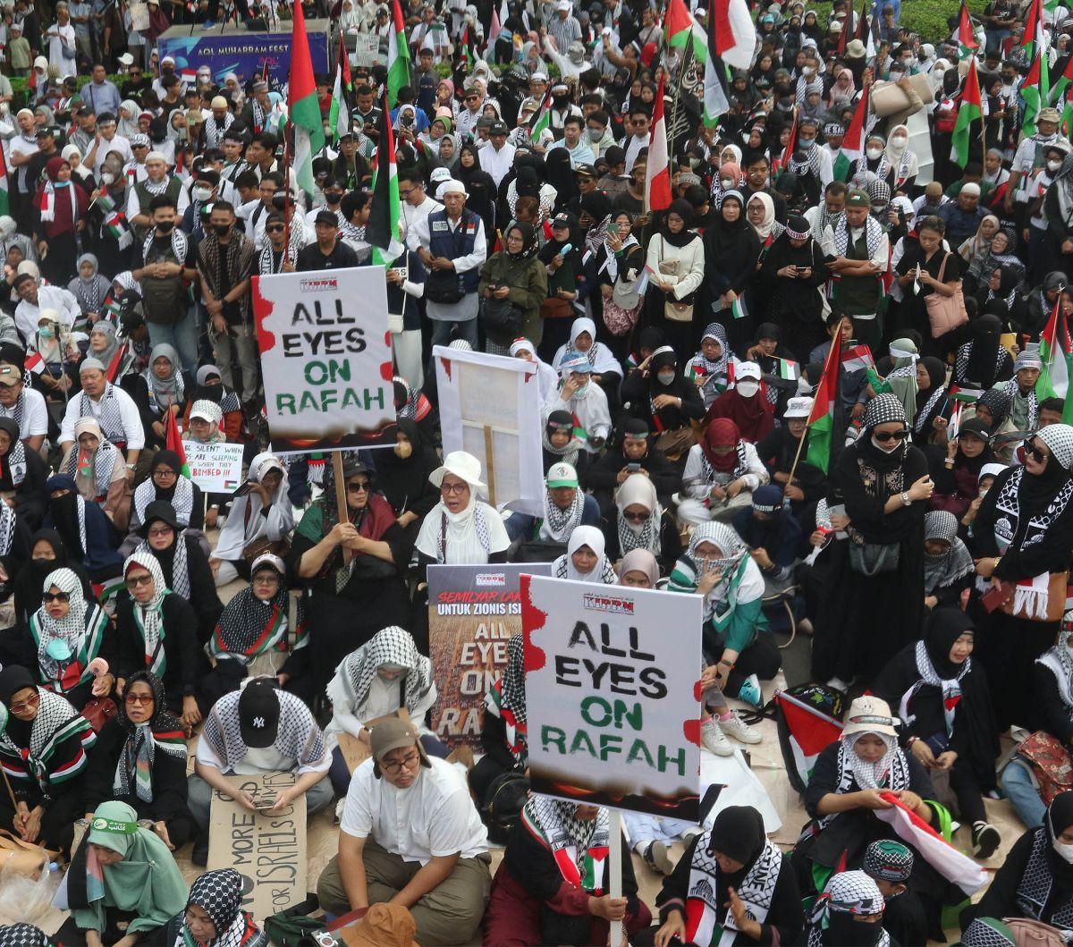 Ribuan orang turun ke jalan saat mengikuti aksi bela Palestina di depan Kedutaan Besar Amerika Serikat (AS), Jakarta, Sabtu (1/6/2024). Dalam aksi bertajuk 'All Eyes On Rafah', massa bela Palestina mengecam genosida Israel yang terjadi di Jalur Gaza.&nbsp
