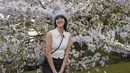Lagi liburan di Jepang dalam momen musim semi, Anya abadikan banyak momen bersama bunga sakura yang baru bermekaran. Tampil dengan outfit kasual yang simpel, penampilannya terlihat begitu menawan ditambah dengan latar belakang pemandangan yang indah. (Liputan6.com/IG/@anyageraldine)