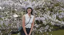 Lagi liburan di Jepang dalam momen musim semi, Anya abadikan banyak momen bersama bunga sakura yang baru bermekaran. Tampil dengan outfit kasual yang simpel, penampilannya terlihat begitu menawan ditambah dengan latar belakang pemandangan yang indah. (Liputan6.com/IG/@anyageraldine)