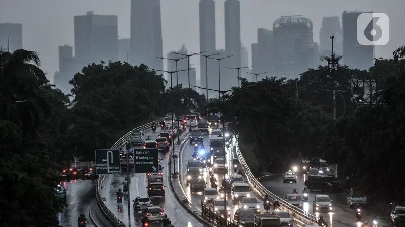 FOTO: Waspada Hujan Angin di Jakarta Dampak Siklon Molave