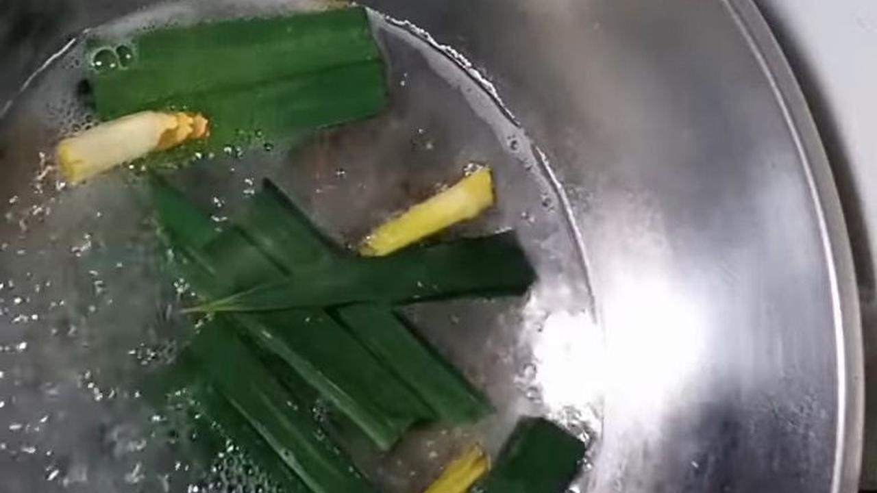 Masukkan Daun Pandan dan Daun Serai