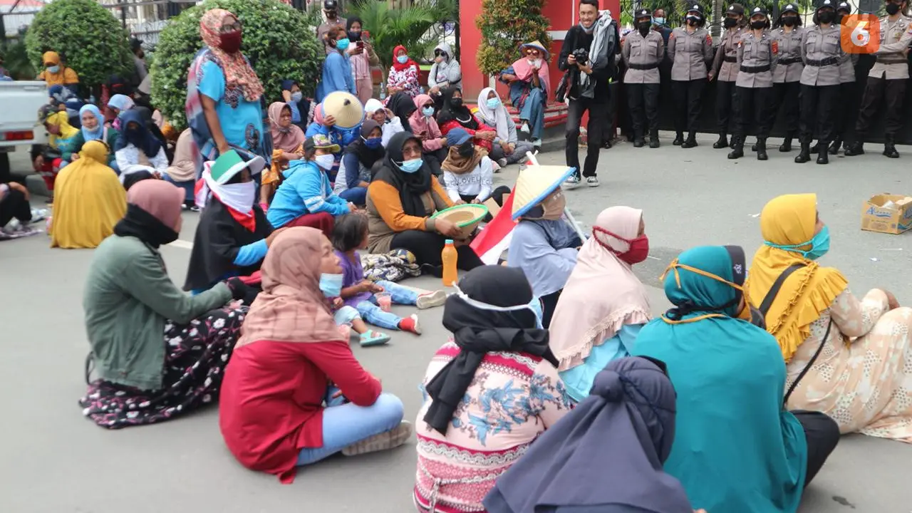demo puluhan penyintas bencana di Sulteng