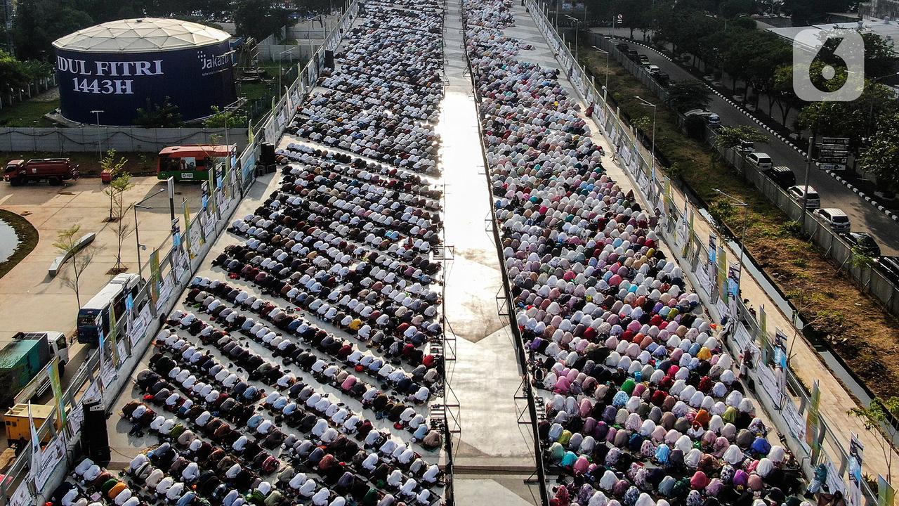 Ribuan Umat Muslim Laksanakan Sholat Idul Fitri di JIS