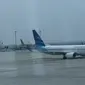 Pesawat Garuda Indonesia terparkir di Terminal 3 bandara Soekarno Hatta, Tangerang, Banten, Rabu (24/7/2019). Maskapai penerbangan Garuda Indonesia  mengeluarkan kebijakan terbaru terkait pengambilan gambar ataupun video di dalam pesawat oleh penumpang ataupun awak kabin. (Liputan6.com/Angga Yuniar)