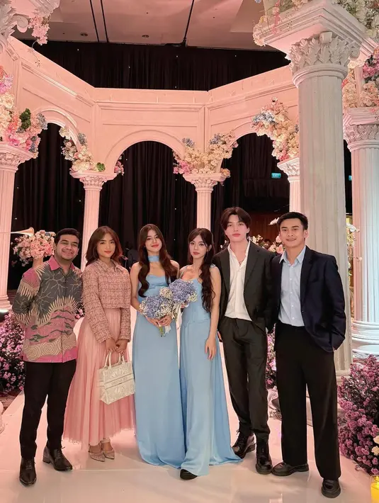 Kombinasi ini memberikan keseimbangan sempurna antara formalitas dan gaya muda yang segar. [@fuji_an].