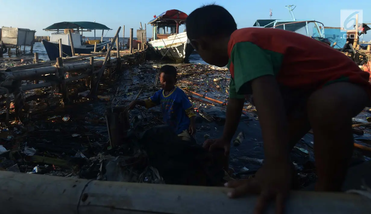 Anak-anak bermain di pinggir laut Muara Angke,Jakarta, Selasa (3/7). Kurangnya pengawasan dari orangtua membuat anak bermain di lokasi berbahaya dan menjadi salah satu faktor tingginya kejahatan pada anak.(Merdeka.com/Imam Buhori)