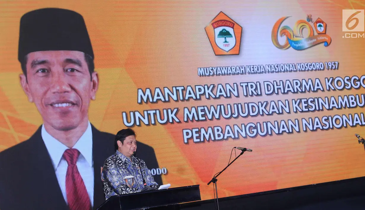 Menteri Perindustrian RI Airlangga Hartarto memberi sambutan jelang dibukanya Mukernas Kosgoro 1957 di Jakarta, Selasa (12/12). Acara pembukaan juga dihadiri Plt Ketua DPP Partai Golkar, Idrus Marham. (Liputan6.com/Helmi Fithriansyah)