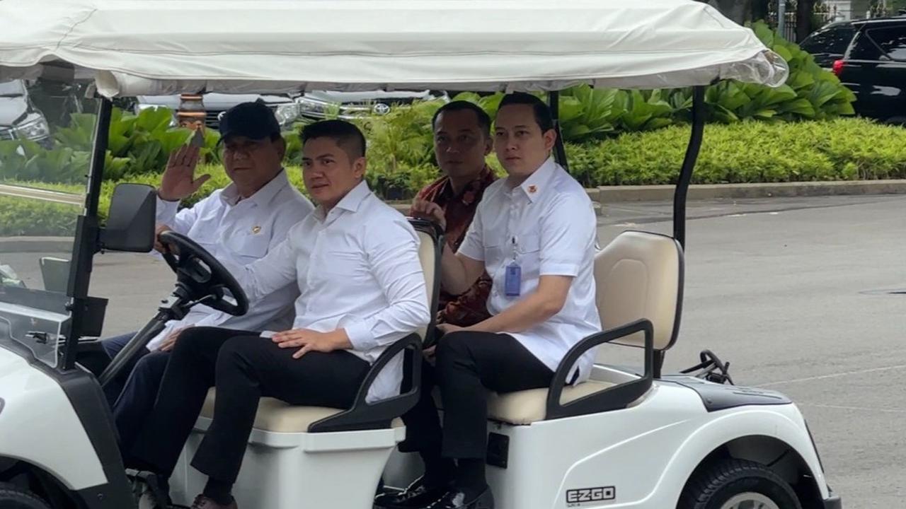 Mendadak Prabowo Keliling Istana Kepresidenan Naik Buggy Car, Ada Apa?