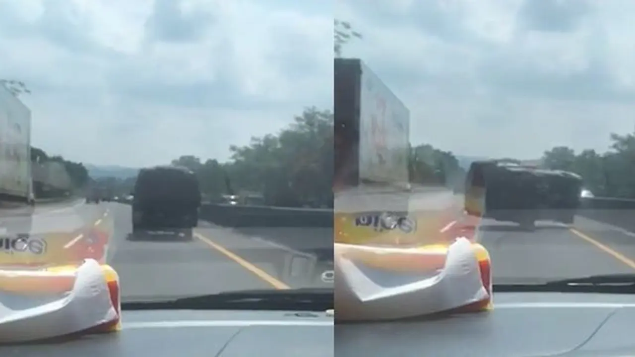 Mobil pikap terguling (TikTok/@gadangkalem)