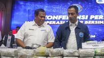 Pelaksana Tugas Deputi Bidang Pemberantasan Badan Narkotika Nasional (BNN), Roy Hardi Siahaan (kanan) saat memaparkan hasil Operasi Saber Bersinar 2026 di Kantor BNN RI, Jakarta, Selasa (19/5/2026). (merdeka.com/Arie Basuki)