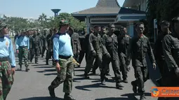 Citizen6, Surabaya: Komandan Kodikdukum Kolonel Laut (T) M. Simbolon, membuka orientasi Dikspespa, di lapangan Laut Seram Kodikdukum kesatrian Bumimoro Kobangdikal, Jumat,(20/7). (Pengirim: Penkobangdikal).