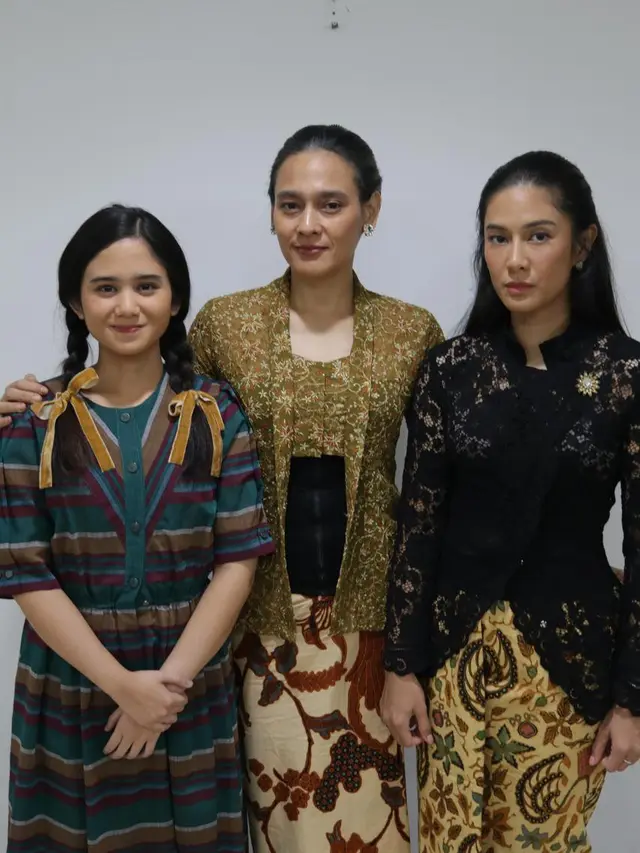 Outfit Serba Hitam dan Kebaya Janggan Dasiyah di Gadis Kretek Jadi Gambaran Lady Boss di Era 1960an