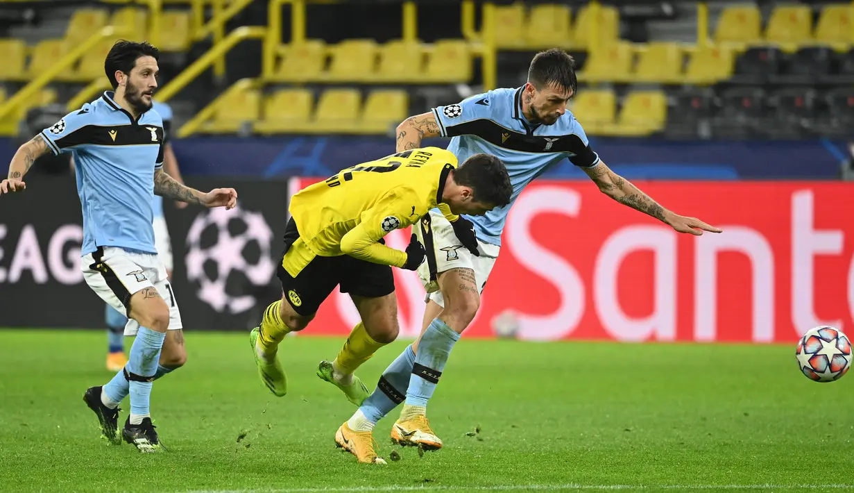 Gelandang Borussia Dortmund, Giovanni Reyna (tengah), berebut bola dengan bek Lazio, Francesco Acerbi (kanan) dalam laga lanjutan Liga Champions 2020/21 Grup F di Signal Iduna Park Stadium, Dortmund, Rabu (2/12/2020) waktu setempat. Dortmund bermain imbang 1-1 dengan Lazio. (AFP/Ina Fassbender)