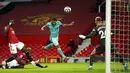 Pemain Liverpool Roberto Firmino (tengah) mencetak gol ke gawang Manchester United pada pertandingan Liga Inggris di Stadion Old Trafford, Manchester, Inggris, Kamis (13/5/2021). Liverpool melumat Manchester United 4-2. (AP Photo/Dave Thompson, Pool)