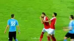 Mardik Mardikian diganjar kartu merah karena menyikut lawan, kemudian memulai pertikaian di lapangan ketika timnya Al Jazeera imba...