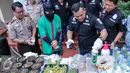 Polres Jakarta Barat menangkap seorang sarjana desainer yang berinisal DI (37) yang kedapatan menanam puluhan pot ganja di Apartemen di kawasan Pluit, Jakarta Utara, Rabu (27/4). (Liputan6.com/Yoppy Renato)
