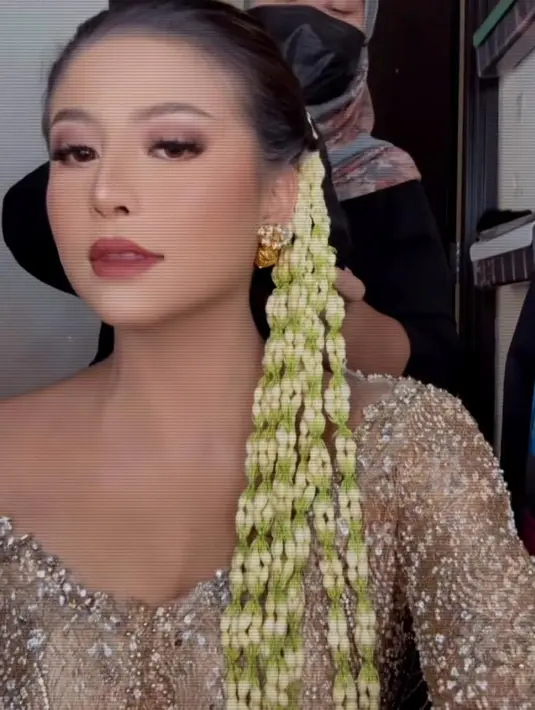 Lewat unggahan terbaru pada 8 Maret 2024, Awkarin tampil bak pengantin Jawa mengenakan kebaya berpayet warna hijau lime dengan potongan boatneck. [@narinkovilda]