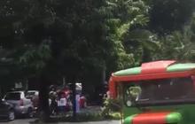 Aksi Wanita Bawa Kereta Kelinci di Momen Wisudanya Ini Viral, Curi Perhatian