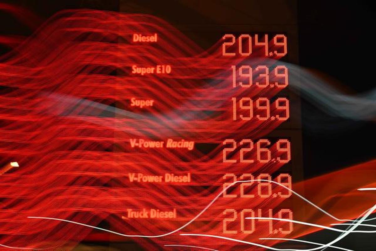 Harga Minyak Brent Kembali Sentuh USD 100 per Barel