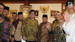 Ketum Partai Golkar, Airlangga Hartarto (keempat kiri) bersama Ketum PBNU, Said Aqil Siradj jelang melakukan pertemuan di Jakarta, Jumat (8/6). Airlangga menyampaikan acara ini bertujuan untuk meningkatkan silaturahmi. (Liputan6.com/Helmi Fithriansyah)