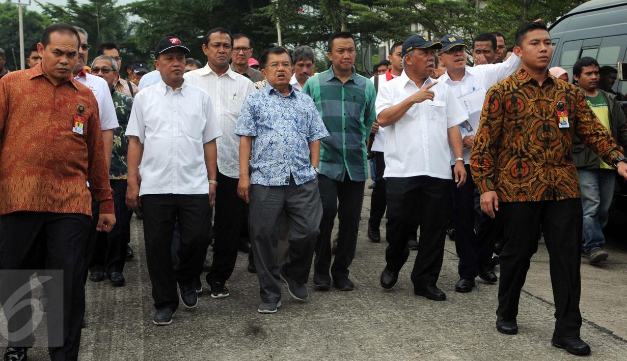 Wapres RI Jusuf Kalla, Menpora Imam Nahrawi dan Menteri PU dan PR,  Basuki Hadimuljono saat mengunjungi proyek Pusat Pendidikan, Pelatihan, dan Sekolah Olahraga Nasional (P3SON), di Hambalang, Sentul, Jawa Barat, Minggu (4/9). (Liputan6.com/Helmi Afandi)