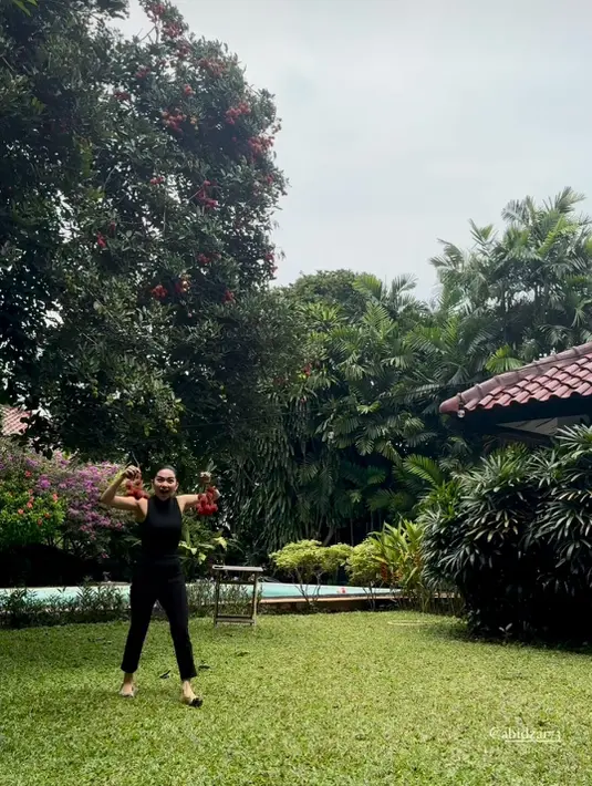 Kegiatan ini menjadi salah satu cara unik yang dilakukan para pemain untuk mengisi waktu sekaligus mempererat hubungan. Dengan semangat yang sama, mereka berharap Film Remake Business Proposal dapat diterima baik oleh penonton Indonesia. Film ini dijadwalkan rilis dalam waktu dekat, membawa aroma lokal namun tetap mempertahankan esensi romantis yang menjadi daya tarik utama cerita. (Liputan6.com/IG/@arieltatum)