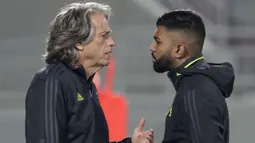 Pelatih Flamengo, Jorge Jesus (kiri) berbicara dengan penyerang Gabriel Barbosa selama sesi latihan tim di Doha, Qatar (19/12/2019). Flamengo akan bertanding melawan Liverpool pada final Piala Dunia Antarklub 2019 di Khalifa International Stadium. (AP Photo/Hassan Ammar)