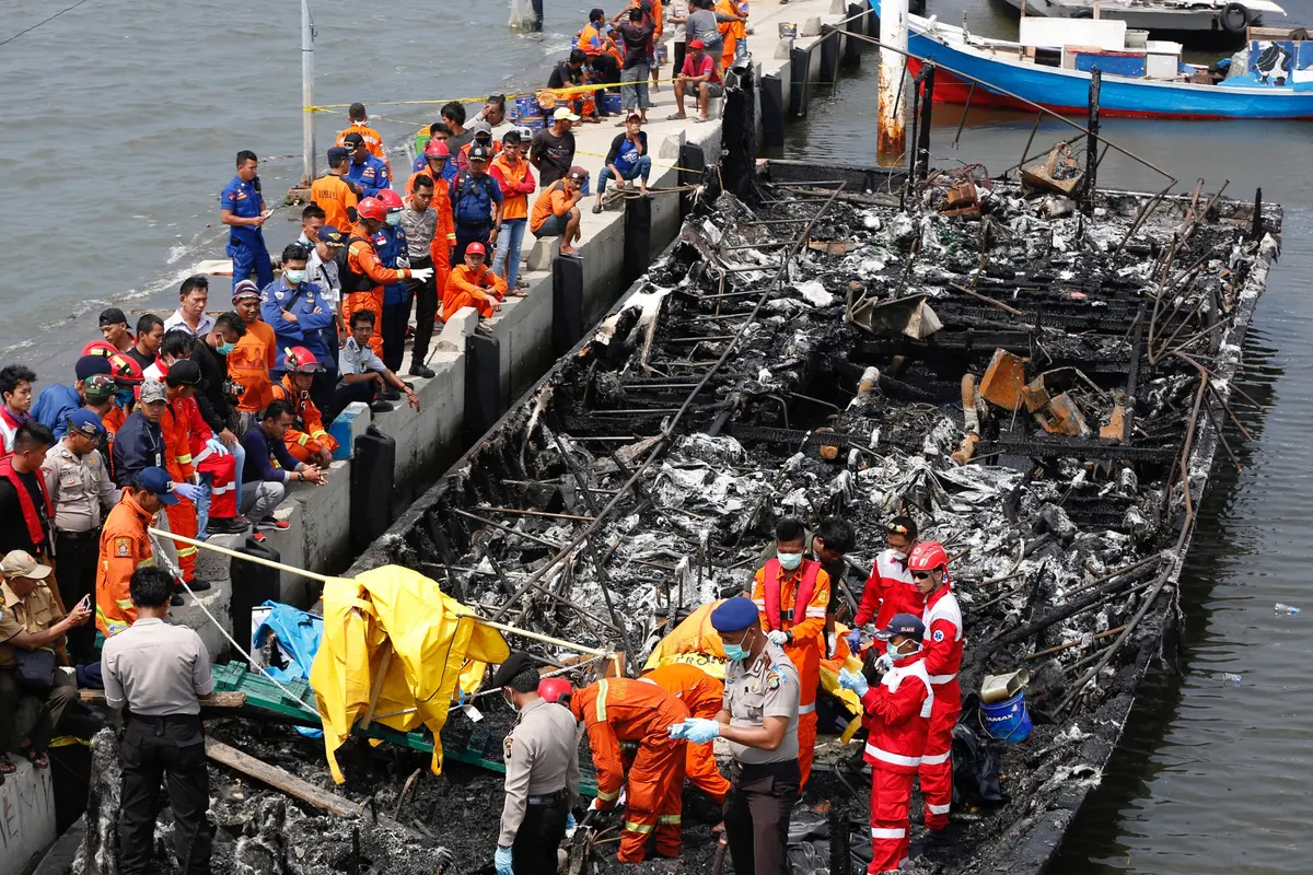 Kapal Zahro Expres Terbakar di Perairan Jakarta Utara 