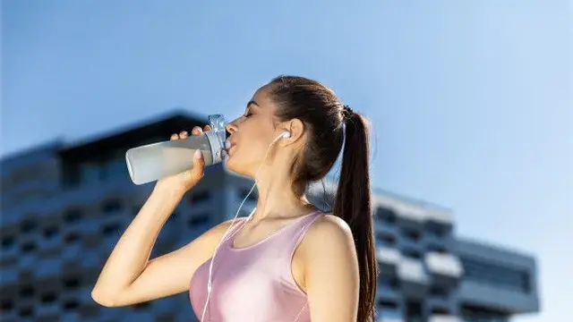 Minum Air. (foto: Pinterest/Freepik).