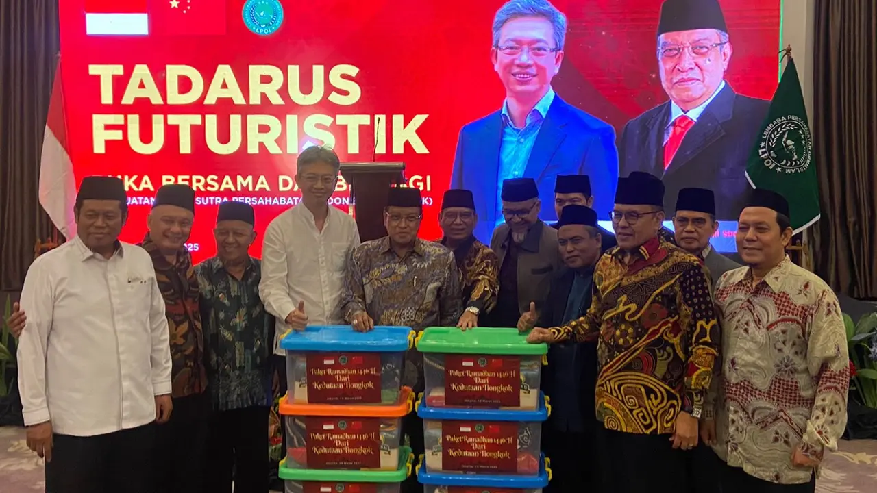 Ketua Umum Lembaga Persaudaraan Ormas Indonesia (LPOI) KH Said Aqil Siradj (kelima dari kiri) saat acara Tadarus Futuristik Penguatan Jalur Sutra Persahabatan Indonesia-Tiongkok di Hotel Royal Kuningan Jakarta, Jumat (14/3/2025) (Istimewa)