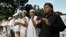 Sejumlah demonstran melaksanakan salat ashar di depan Balai Kota, Jalan Medan Merdeka Selatan, Jakarta, Jumat (4/11). Meski kesulitan untuk mendapatkan air untuk wudhu, tidak mengurangi niat mereka untuk melaksanakan ibadah. (Liputan6.com/Yoppy Renato)
