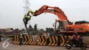 Pekerja menyelesaikan pembangunan Proyek jalan tol bekasi-cawang-kampung melayu (Becakayu), Jakarta, Sabtu (28/5) . Proyek tol yang sempat mangkrak ini terus dipercepat dan di targetkan akhir 2017 akan rampung. (Liputan6.com/Helmi Affandi)