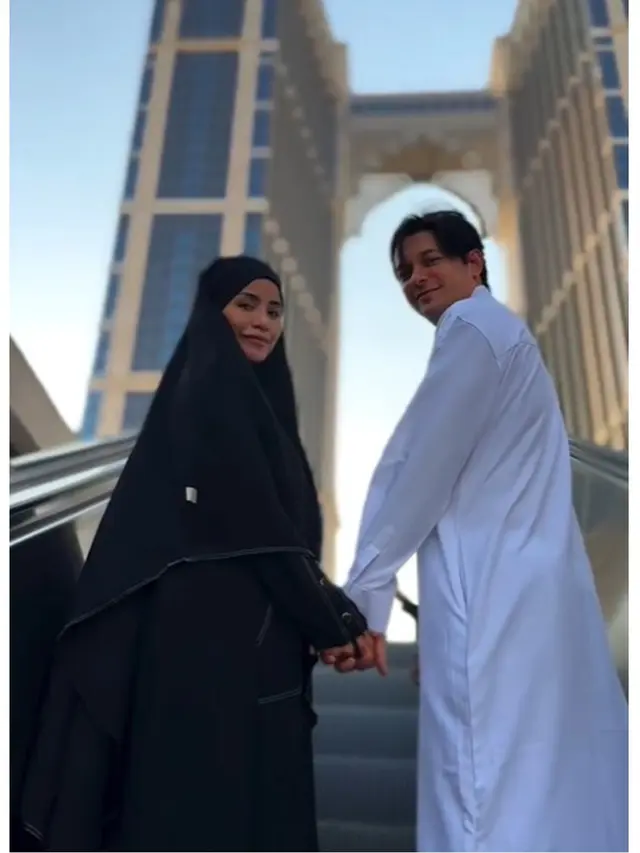 6 Potret Andrew Andika dan Violentina Kaif Umrah, Pamer Buku Nikah di Depan Ka'bah