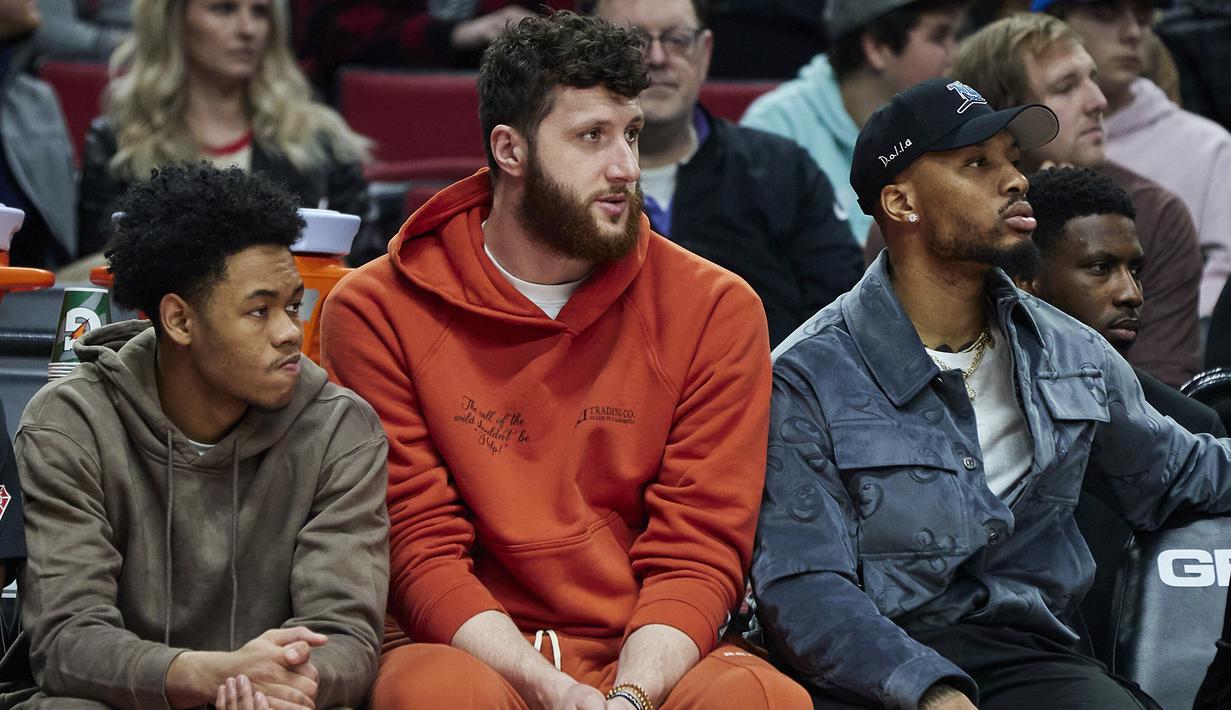 Sebagai seorang muslim, Jusuf Nurkic (tengah) kerap mengunggah foto atau gambar berbau Islami lewat akun Instagram-nya. Ia juga menyeru kepada sesama muslim untuk terus memperkuat iman dan teguh di jalan kebenaran. (AP Photo/Craig Mitchelldyer)