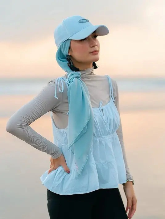 Tak hanya sekali, wanita yang kini terjun di dunia politik itu bahkan kerap mengunggah gaya hijabnya yang terlihat hana menutup kepala. (Liputan6.com/IG/@imelpc).