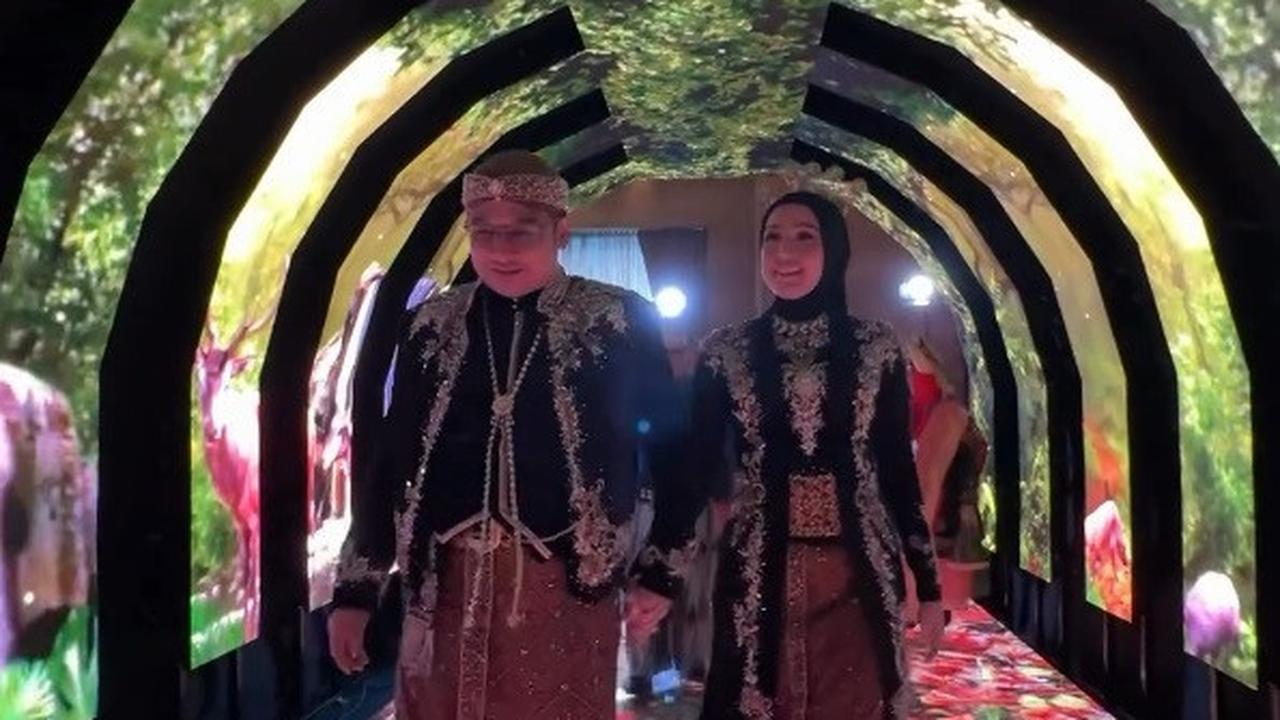 Bak Sepasang Pengantin Yang Akan Memasuki Pelaminan