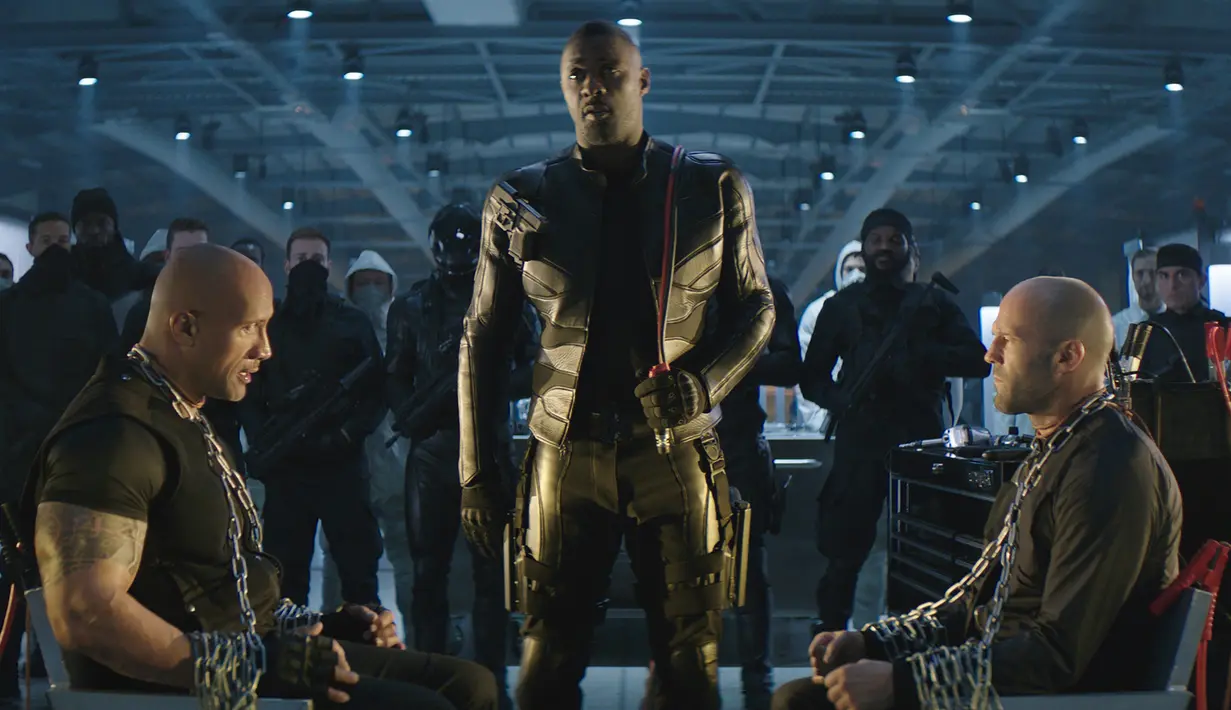 Aktor Dwayne Johnson, Idris Elba dan Jason Statham saat beradu adegan dalam film "Fast & Furious Presents: Hobbs & Shaw.". Film lepasan saga Fast & Furious, Hobbs & Shaw bakal rilis serentak di seluruh dunia pada 2 Agustus 2019. (Universal Pictures via AP)